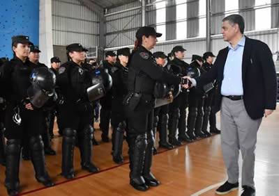 Macri con mujeres policia